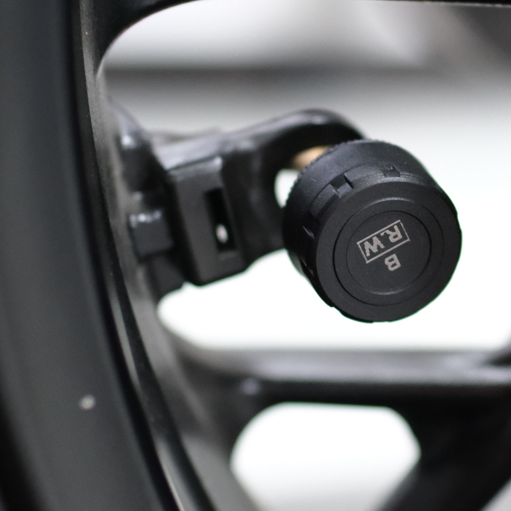 KNMASTER MOTOPLAY 1500-6.25” TPMS SENSÖRLÜ KABLOSUZ CARPLAY& ANDROİD AUTO DESTEKLİ MOTOSİKLET MULTİMEDYA EKRANI