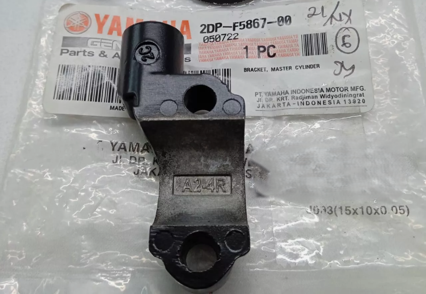 YAMAHA NMAX 125 155 SOL AYNA TUTUCU FREN MERKEZ BRAKETİ 2015-2024