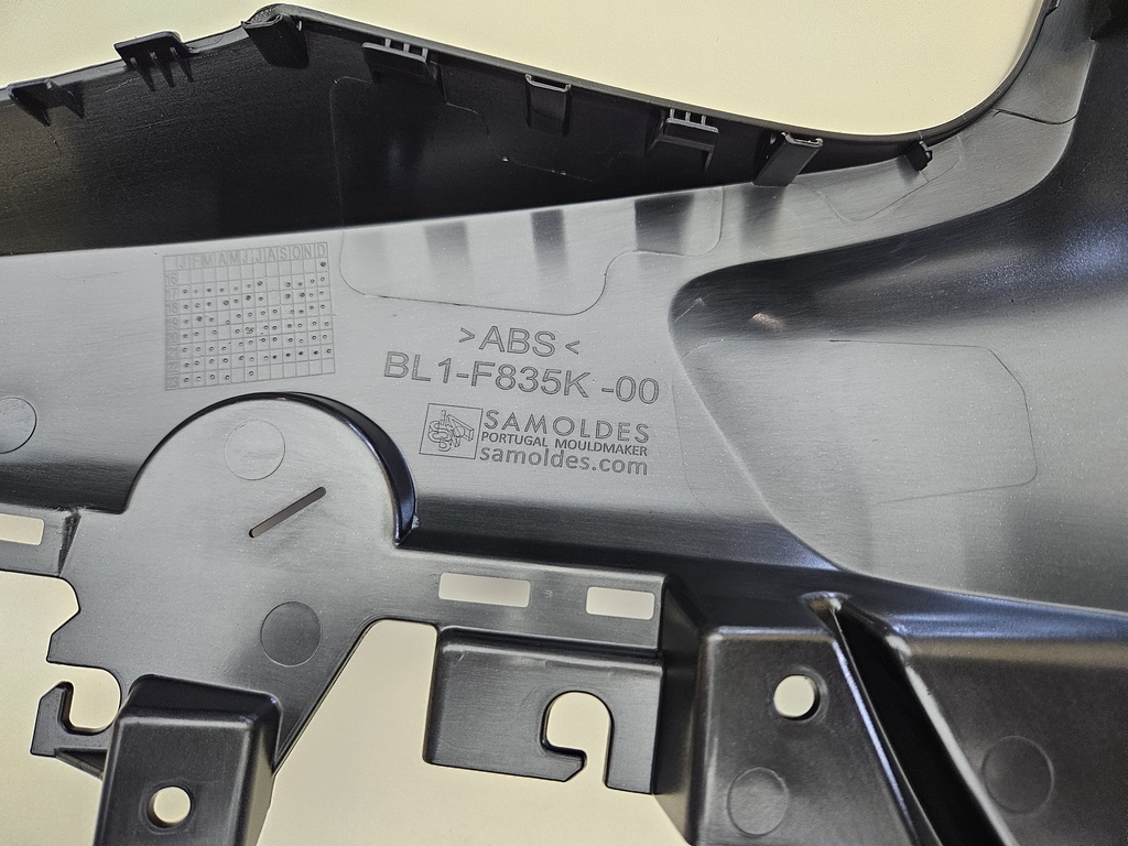 YAMAHA XMAX 250 300 400 ÖN SAĞ YAN KAPAK SİYAH 2018-2023